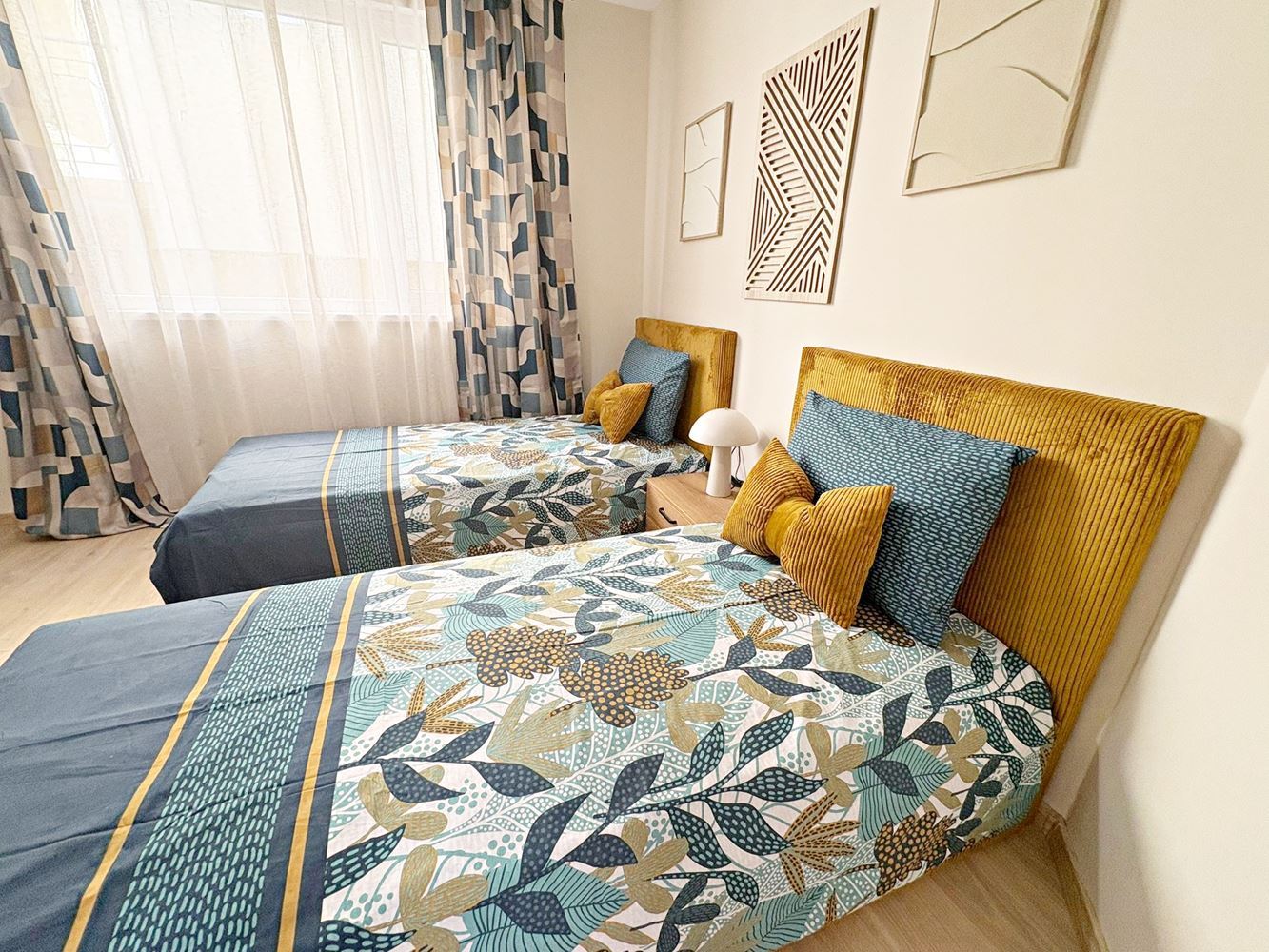 Dvě nezávislé bytové jednotky s výhledem na moře v centru Sveti Vlas – designový interiér a vlastní parkovací místo