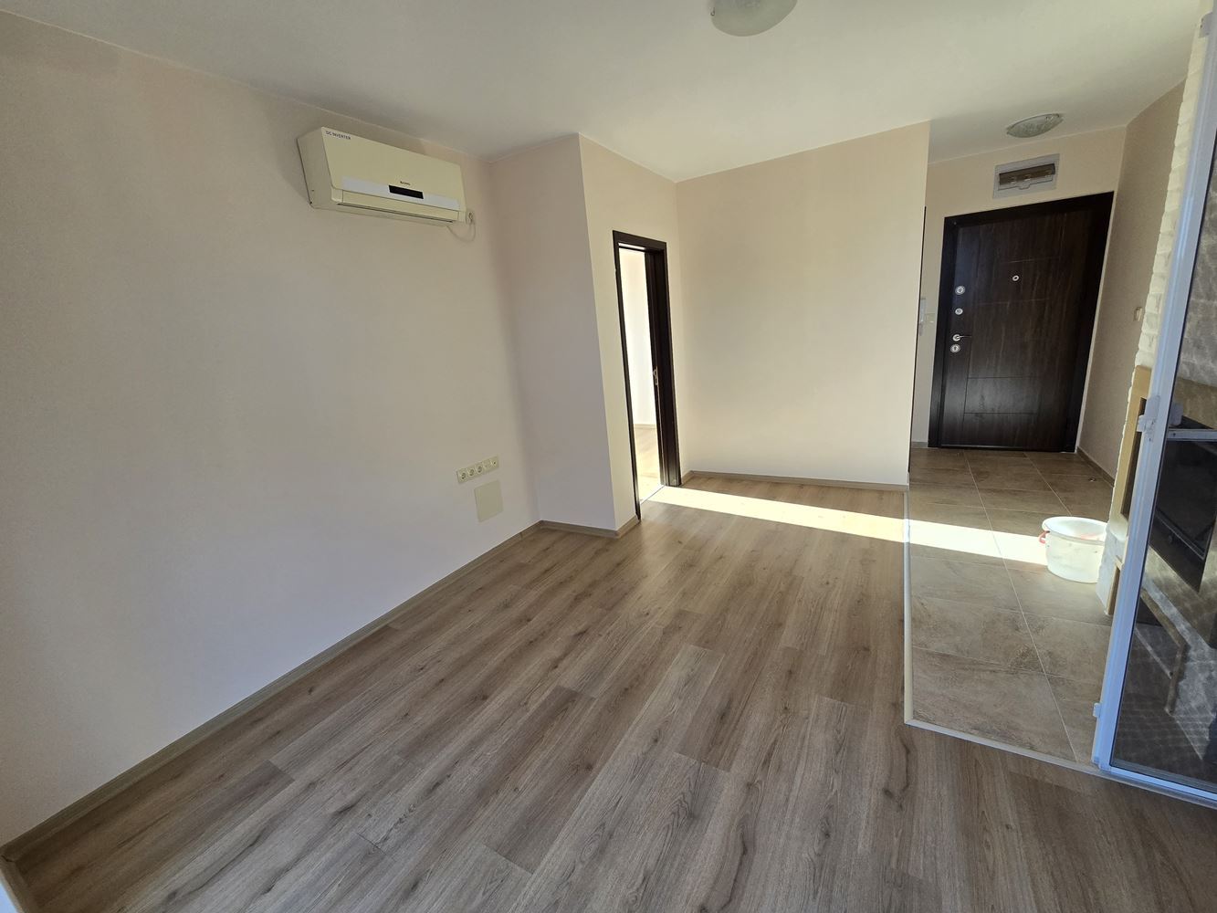 Nový byt s jednou ložnicí v Pomorie – po rekonstrukci, připravený k vybavení, s prostorným balkonem a grilem