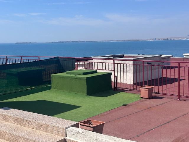 Penthouse s panoramatickým výhledem na moře a vlastním přístupem na pláž ve Sveti Vlasu