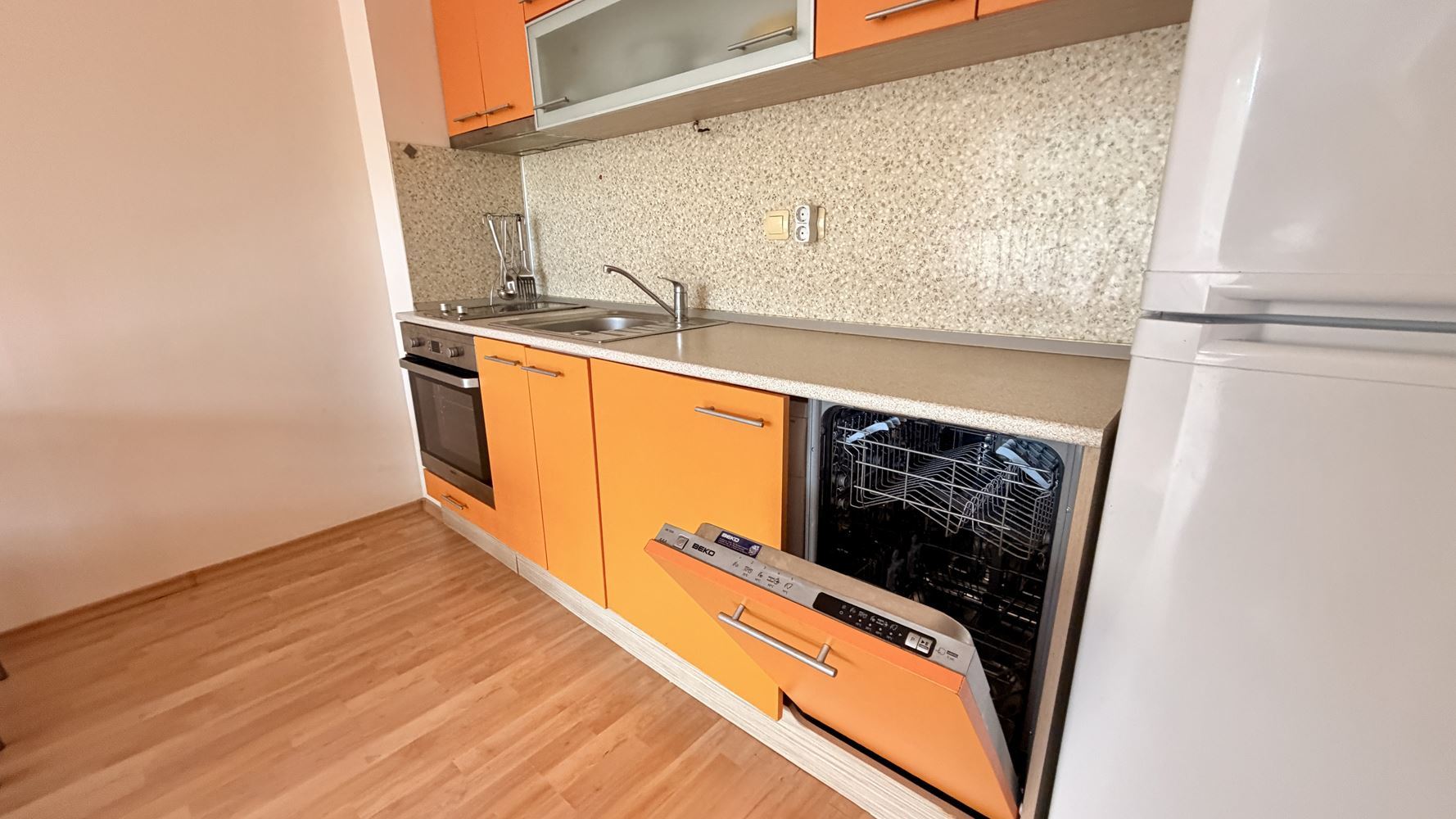 Slunečné pobřeží: apartmán s jednou ložnicí 300 metrů od pláže – komfort, kvalita a skvělá investice