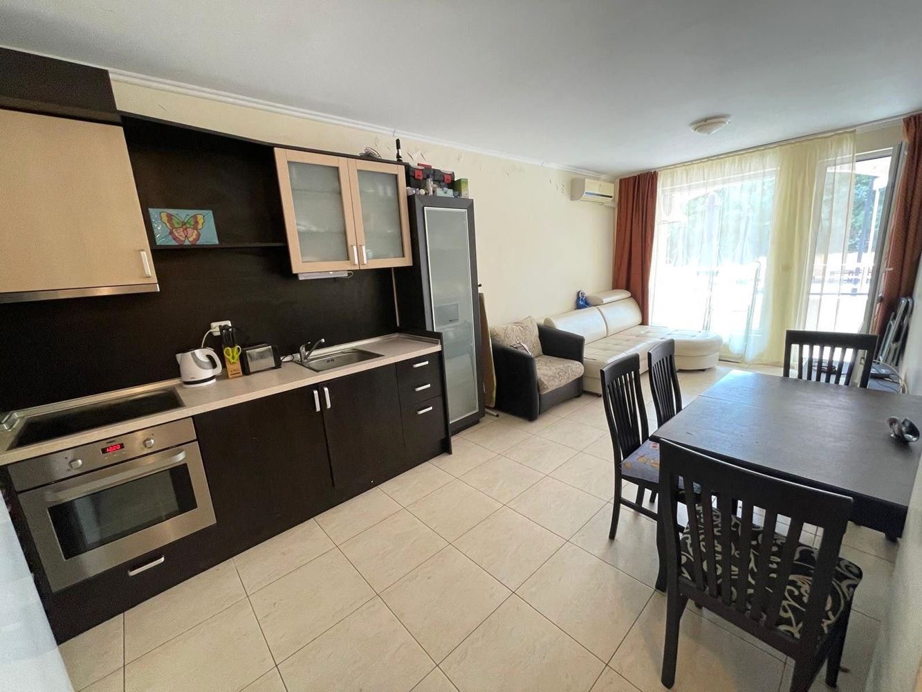 Velký apartmán s jednou ložnicí 100 metrů od pláže v Pomorie s přímým přístupem k bazénu