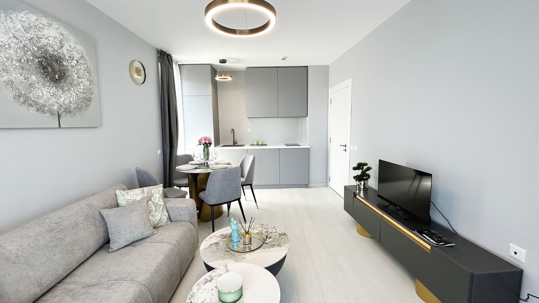 Elegantní byt se dvěma ložnicemi a panoramatickým výhledem na moře v první linii u moře na Slunečném pobřeží