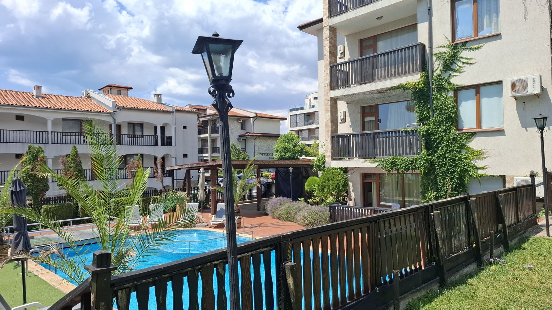 Luxusní apartmán se dvěma ložnicemi v první linii u moře ve Svatém Vlasu – jedinečná mořská atmosféra a prestižní komfort