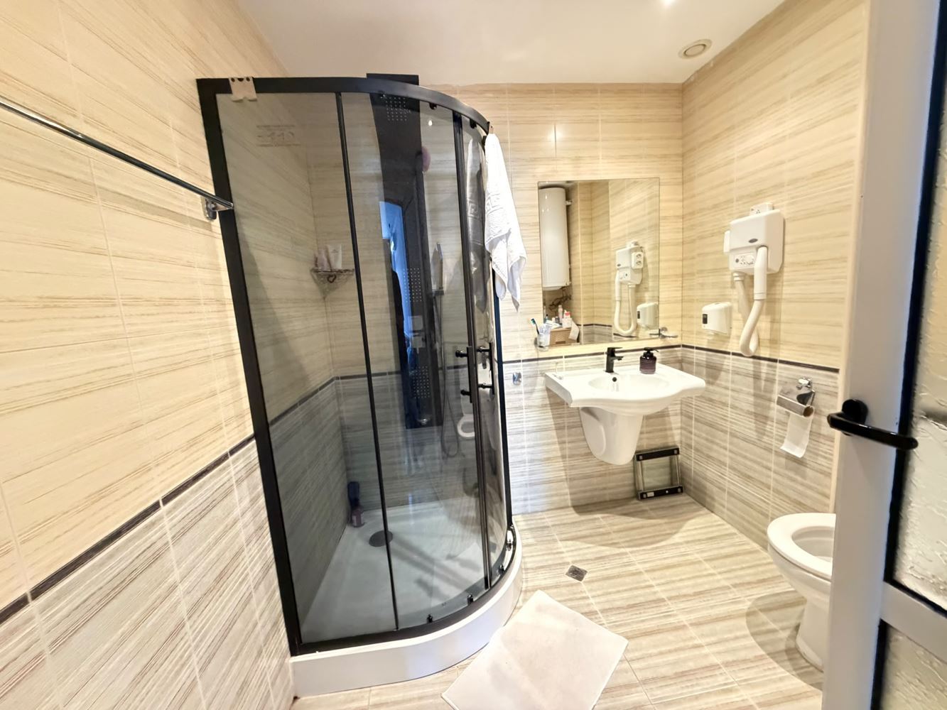 Prostorný apartmán s jednou ložnicí a velkou terasou v jižní části Slunečného pobřeží – vynikající investice u moře