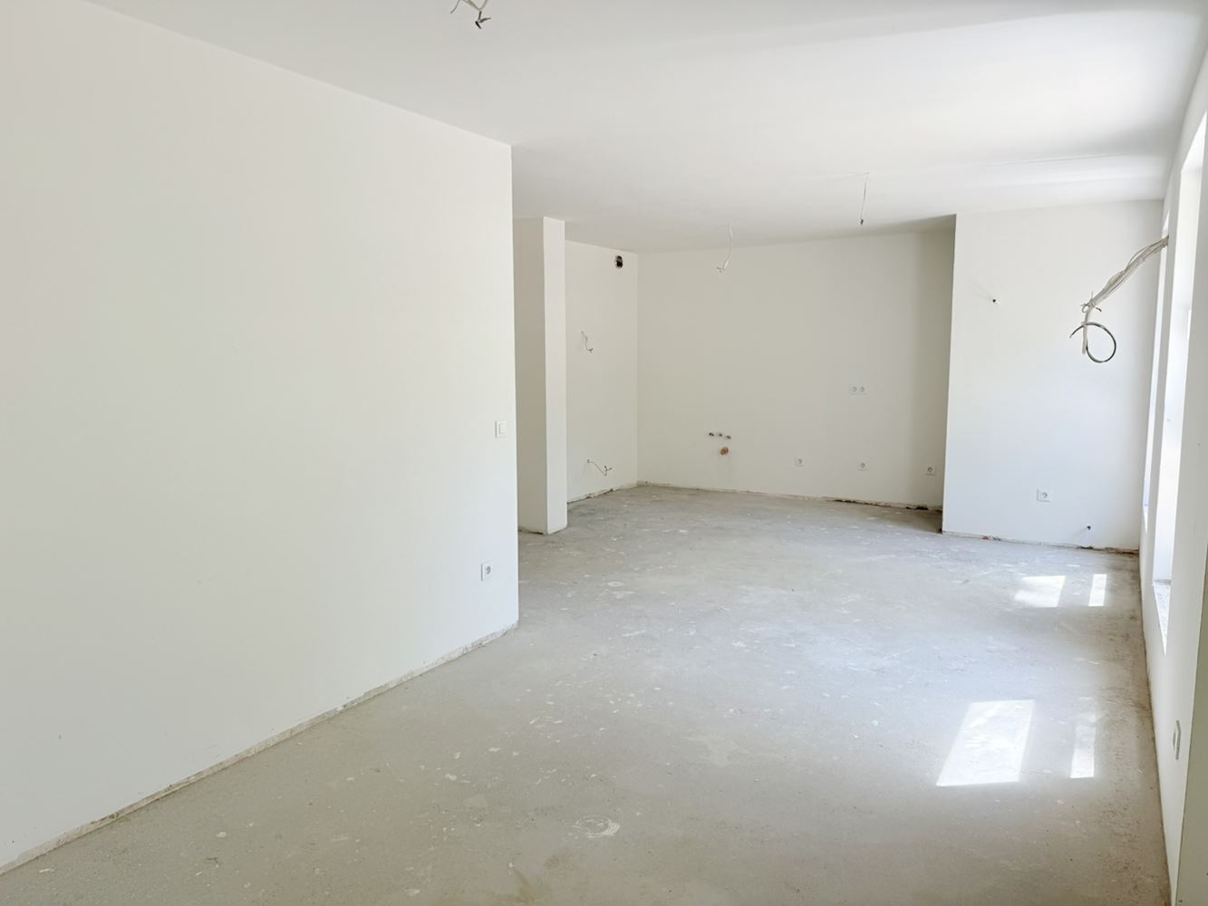 Prostorný dvoupokojový apartmán v nové budově s Aktem 16 v Burgasu – komfort, prostor a skvělá lokalita
