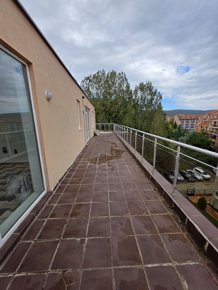 Byt se dvěma ložnicemi s obrovskou terasou 500 m od pláže ve Slunečném pobřeží – 148 m² a vynikající potenciál