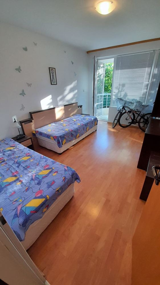 Komfortní apartmán s jednou ložnicí v celoročně fungujícím komplexu s parkováním v čtvrti Sarafovo