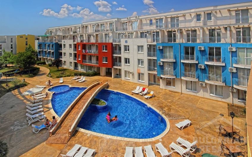 Plně zařízený třípokojový apartmán na Slunečném pobřeží – komfort, útulnost a bezpečná investice