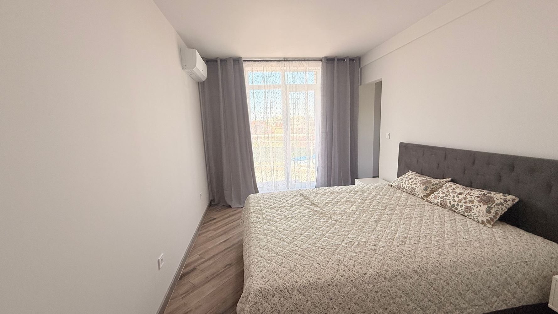 Luxusní apartmán se třemi ložnicemi na první linii v Ravdě – prostor, prestiž a úchvatné mořské panorama