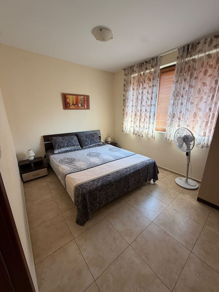 Apartmán se dvěma ložnicemi připravený k bydlení v pěkném komplexu v Nesebaru