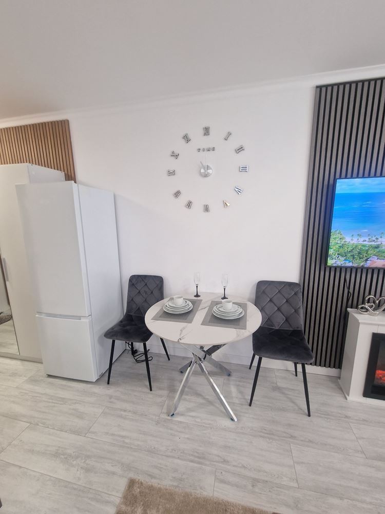 Stylové studio v novém moderním komplexu na Slunečném pobřeží – jižní orientace a vynikající investiční příležitost