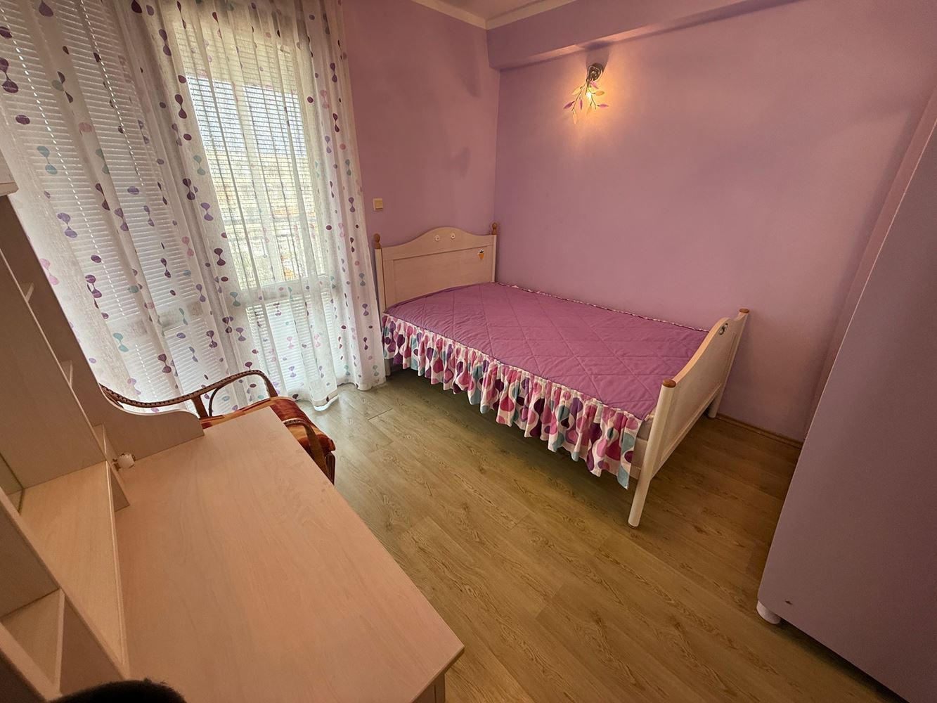 Prostorný dvoupokojový apartmán v Sunny Beach – komfort, příroda a nízký poplatek za údržbu
