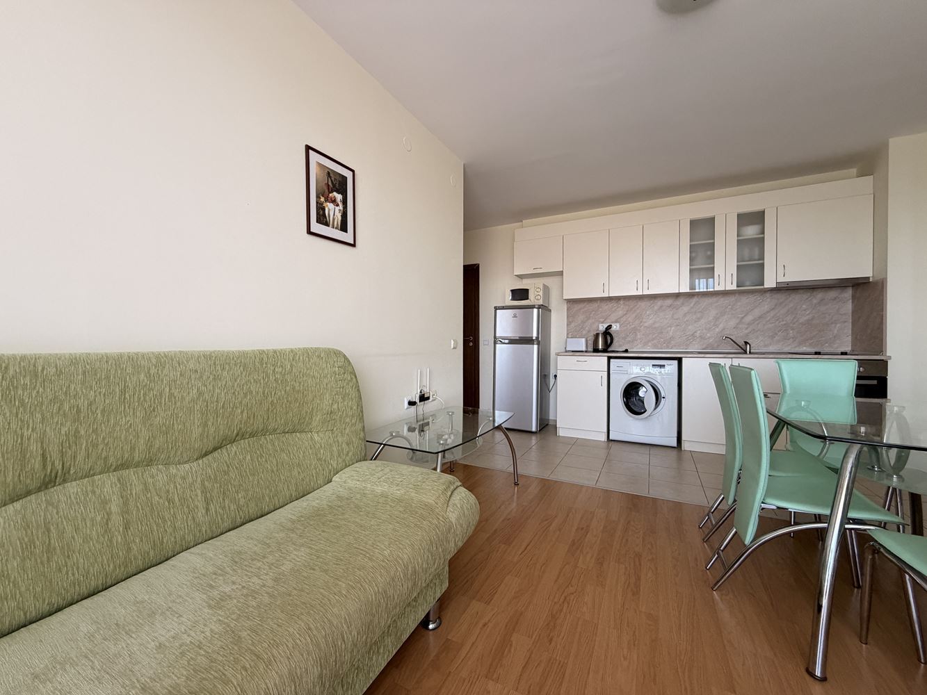 Prostorný apartmán se dvěma ložnicemi ve Slunečném pobřeží – panoramatický výhled a klidná lokalita
