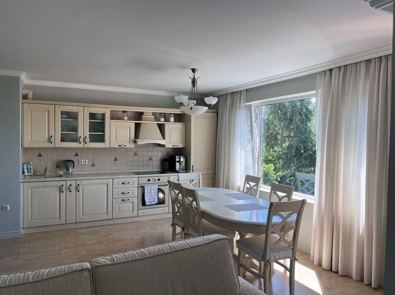 Prostorný apartmán se třemi ložnicemi a panoramatickým výhledem na moře pouze 50 metrů od pláže – nízký poplatek za údržbu!