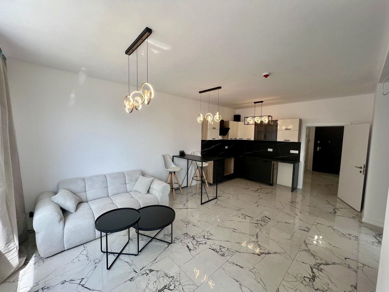 Moderní apartmán s jednou ložnicí s panoramatickým výhledem v prestižním komplexu – připraven k nastěhování