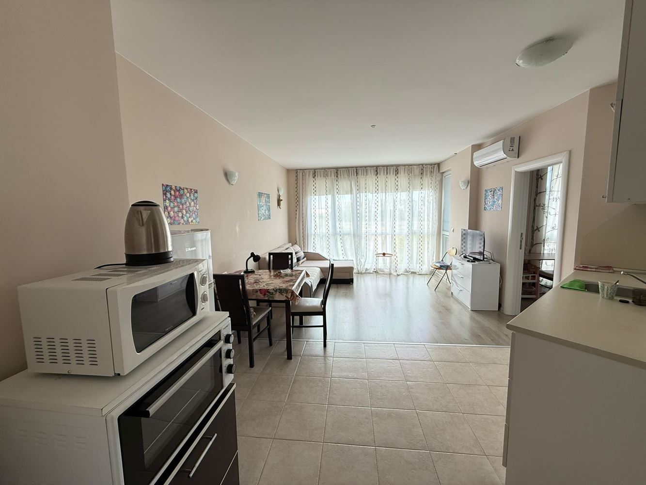 Apartmán s jednou ložnicí uprostřed zeleně v komplexu s bazénem a dětským hřištěm