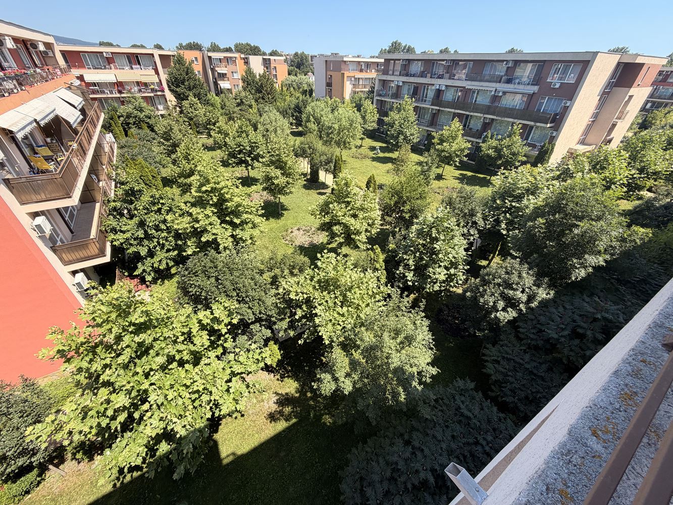 Prostorný apartmán se dvěma ložnicemi ve Slunečném pobřeží – panoramatický výhled a klidná lokalita