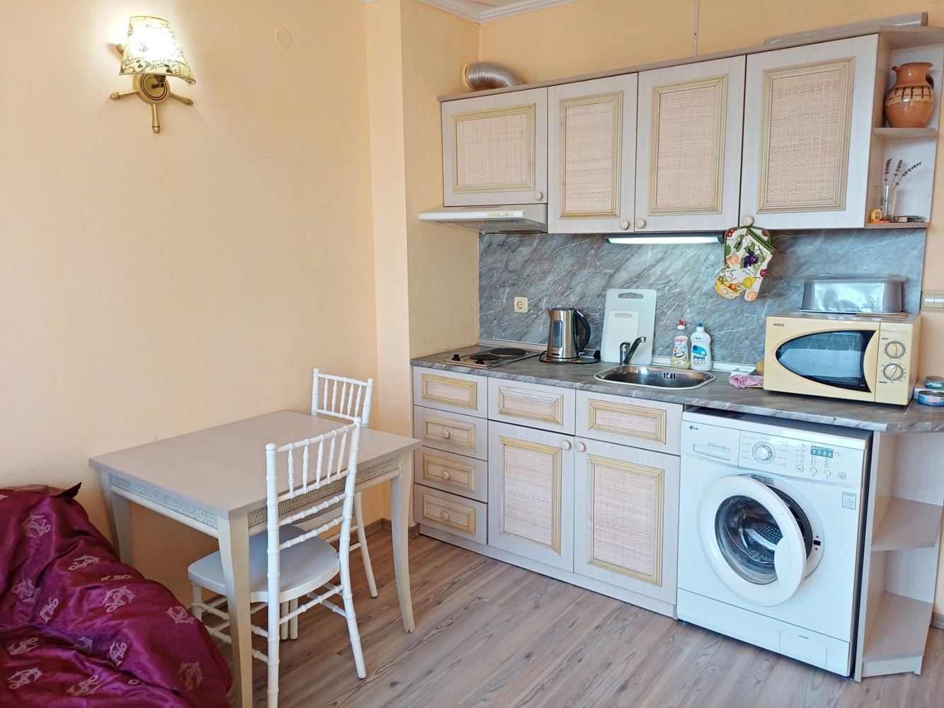 Elegantní apartmán s jednou ložnicí pouhých 100 metrů od pláže v prestižním komplexu na Slunečném pobřeží