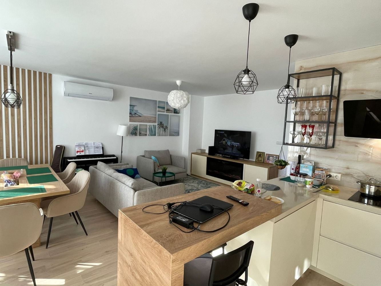 Prostorný pětipokojový apartmán s výhledem na moře v Pomorie – komfort, styl a funkčnost pro velkou rodinu