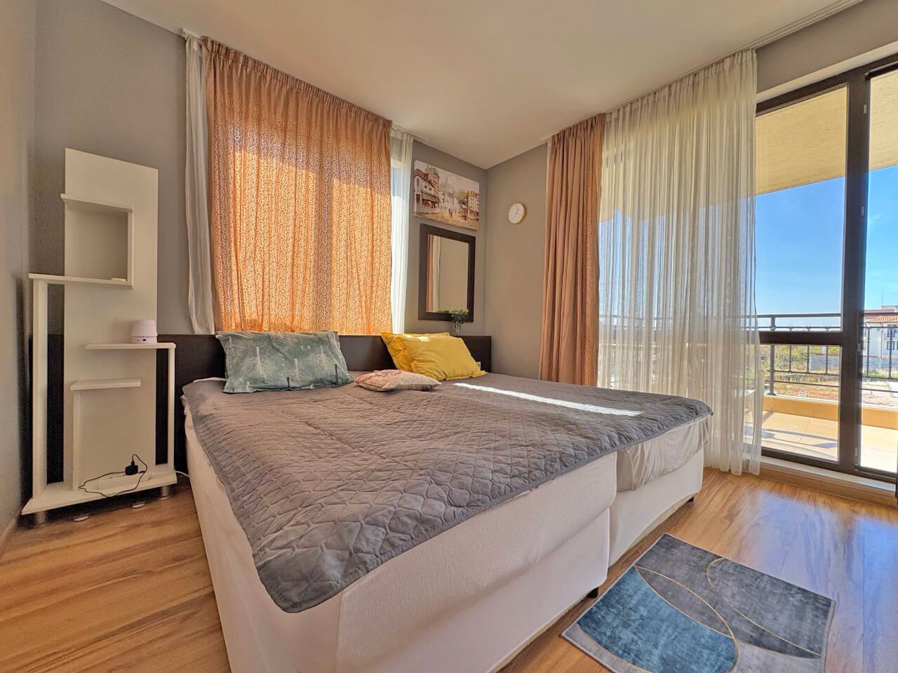 Apartmán s jednou ložnicí a výhledem na moře ve Sveti Vlasu – luxus, bazény a SPA vybavení po celý rok