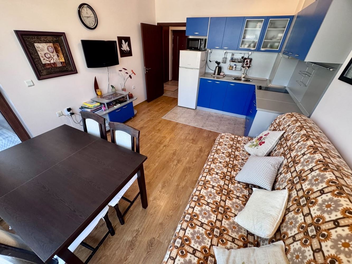 Komfortní apartmán s jednou ložnicí, prostornou terasou a výhledem na bazén v luxusním komplexu v Nesebaru