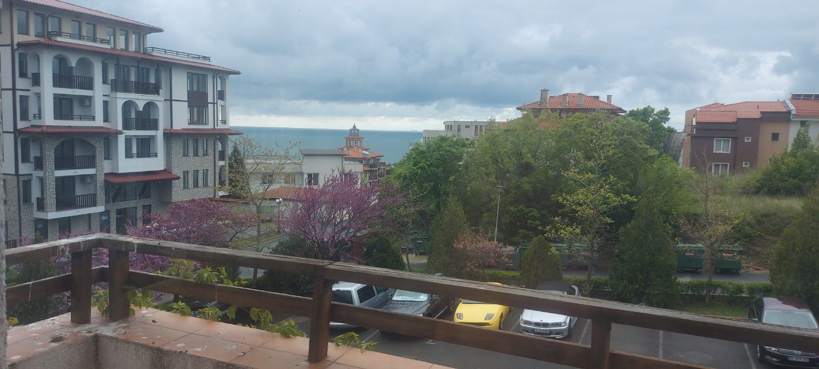 Prostorný apartmán s výhledem na moře ve Sveti Vlas – komfort, zeleň a prestižní lokalita