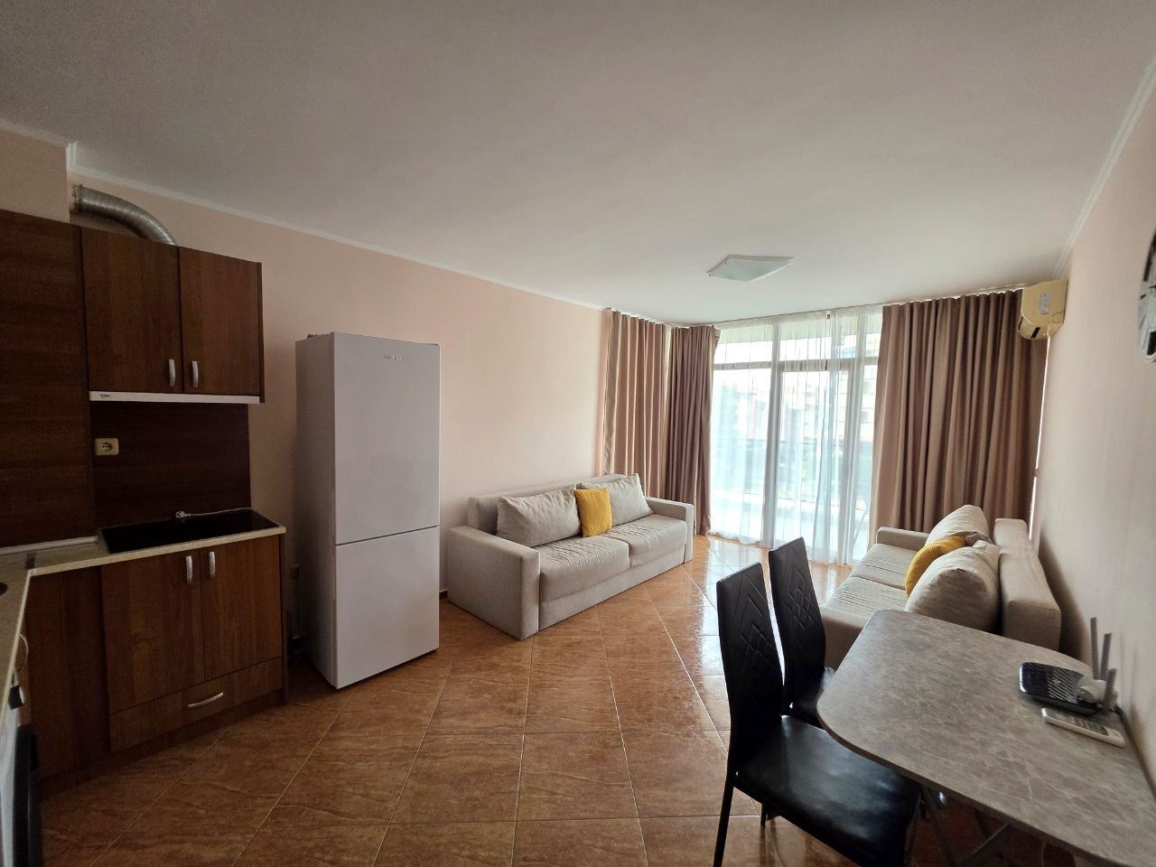 Studio s výhledem na bazén ve Sveti Vlas – vynikající možnost pro investici, bydlení nebo letní odpočinek