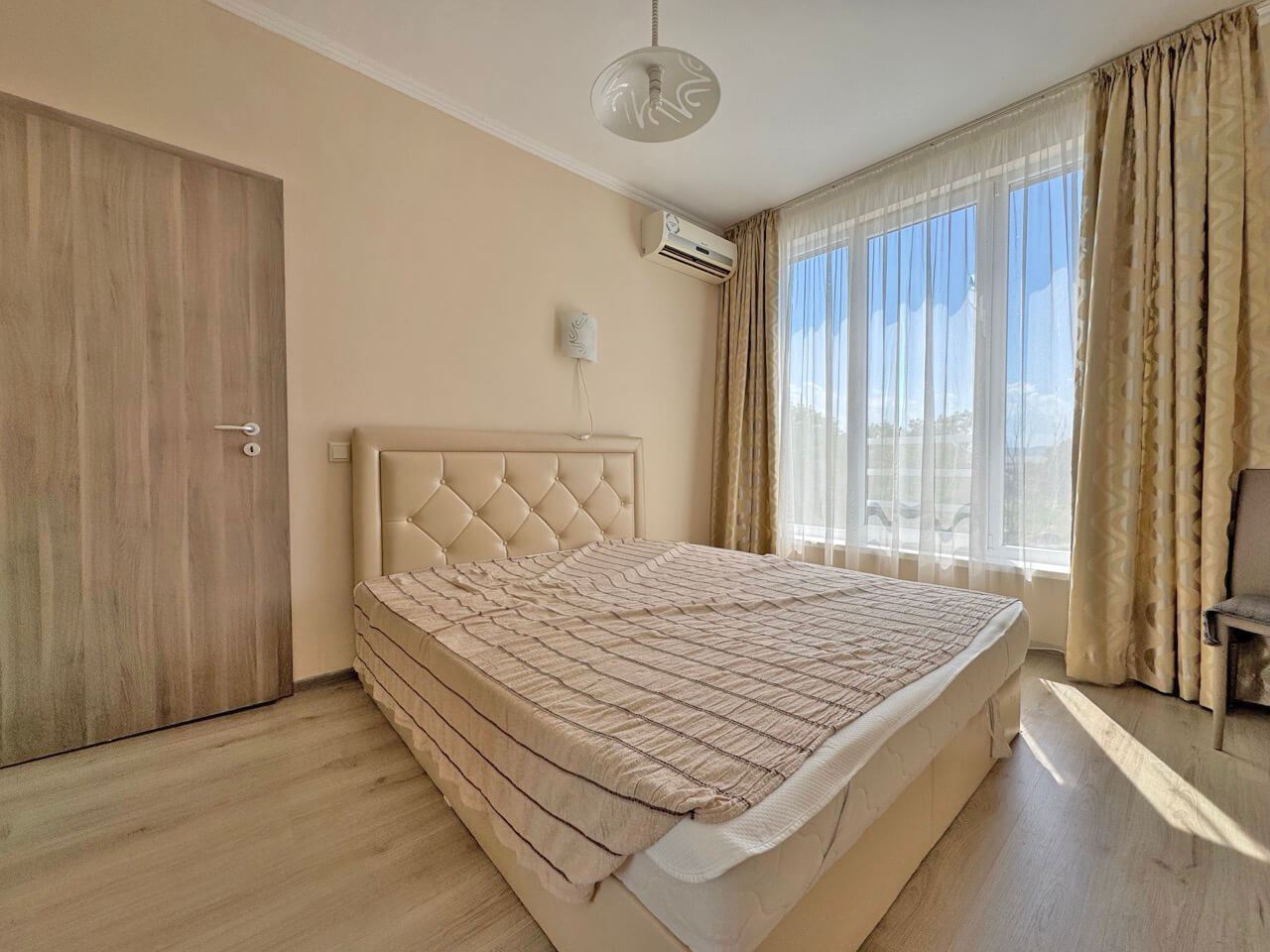 Apartmán se dvěma ložnicemi s výhledem na bazén v moderním komplexu na Slunečném pobřeží