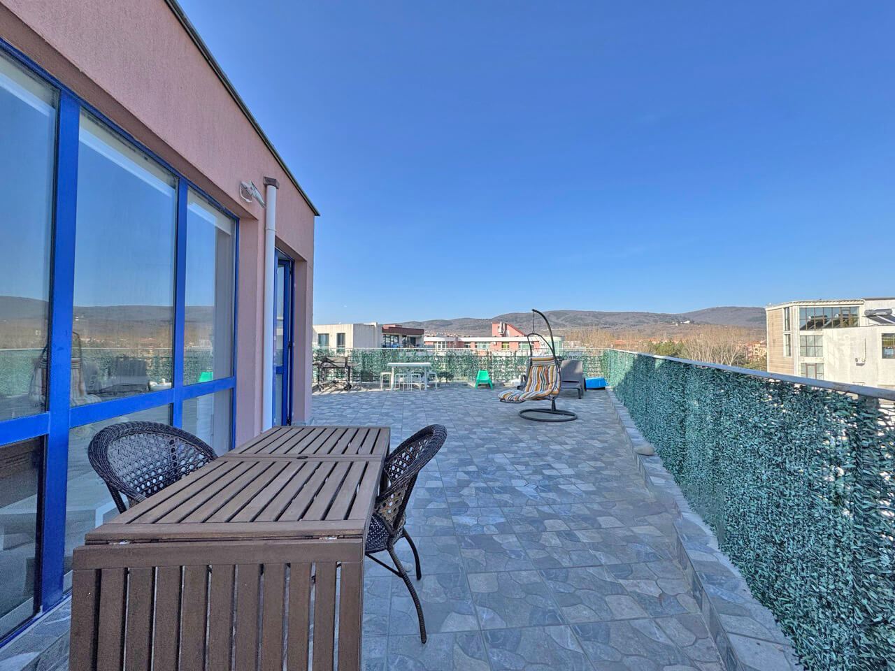 Luxusní penthouse na Slunečném pobřeží s působivou panoramatickou terasou a skvělou lokalitou