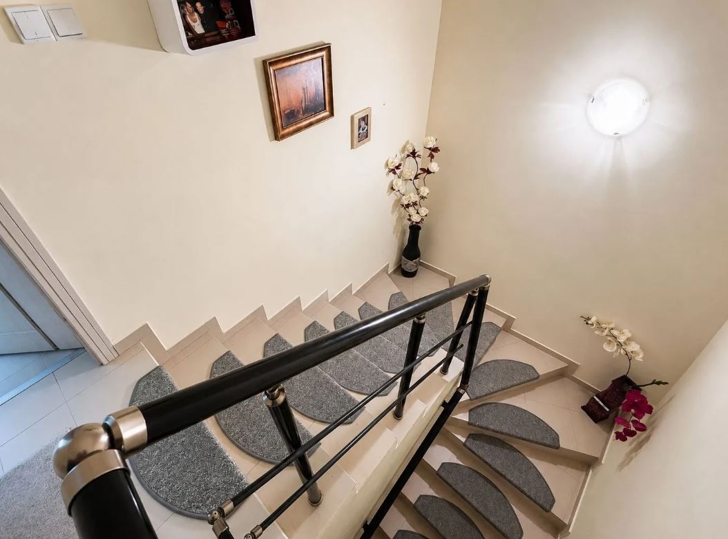 Prostorný mezonetový apartmán s panoramatickou terasou v Ravdě – skvělá volba pro bydlení, odpočinek nebo investici