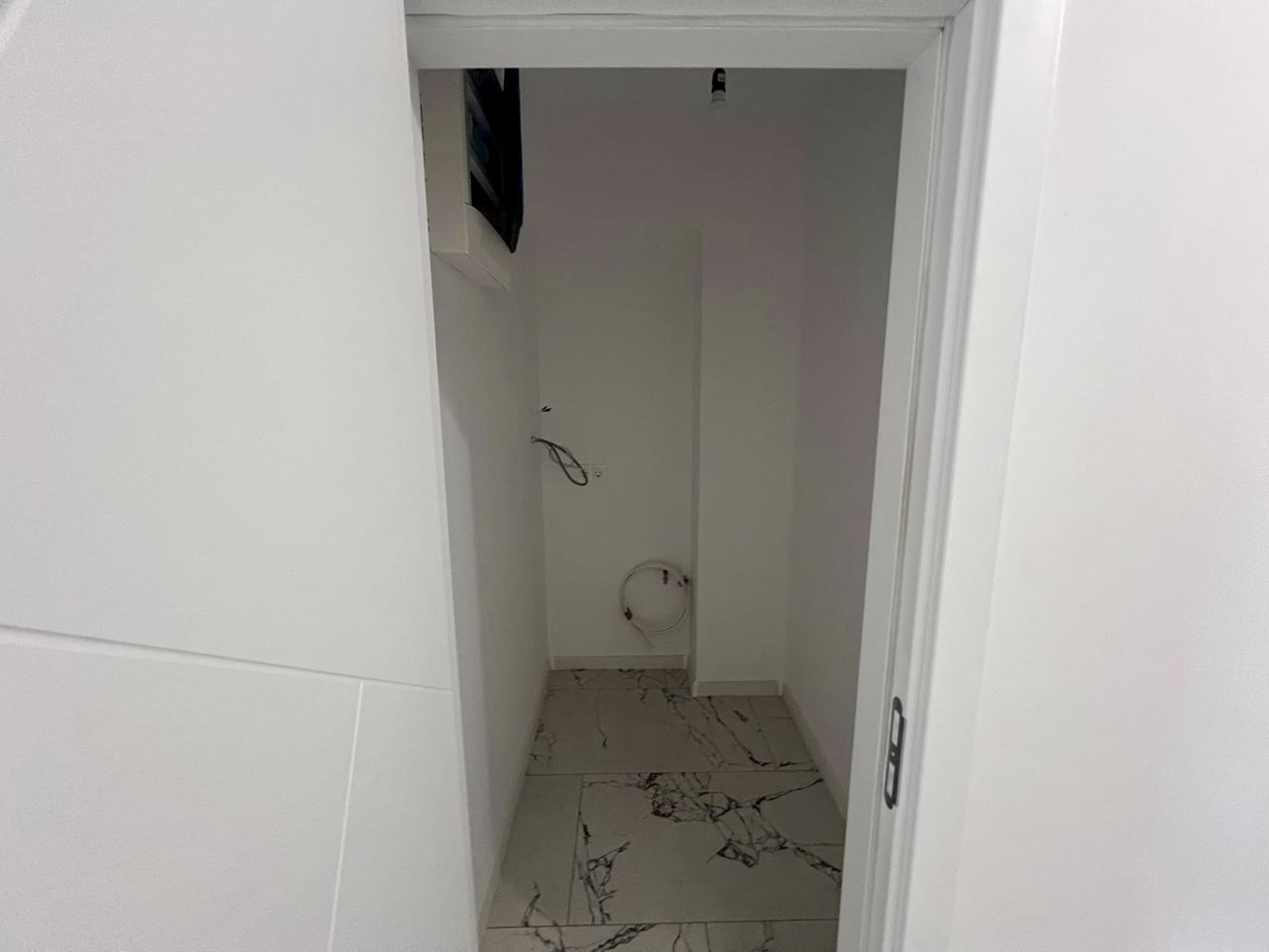 Moderní apartmán s jednou ložnicí s panoramatickým výhledem v prestižním komplexu – připraven k nastěhování