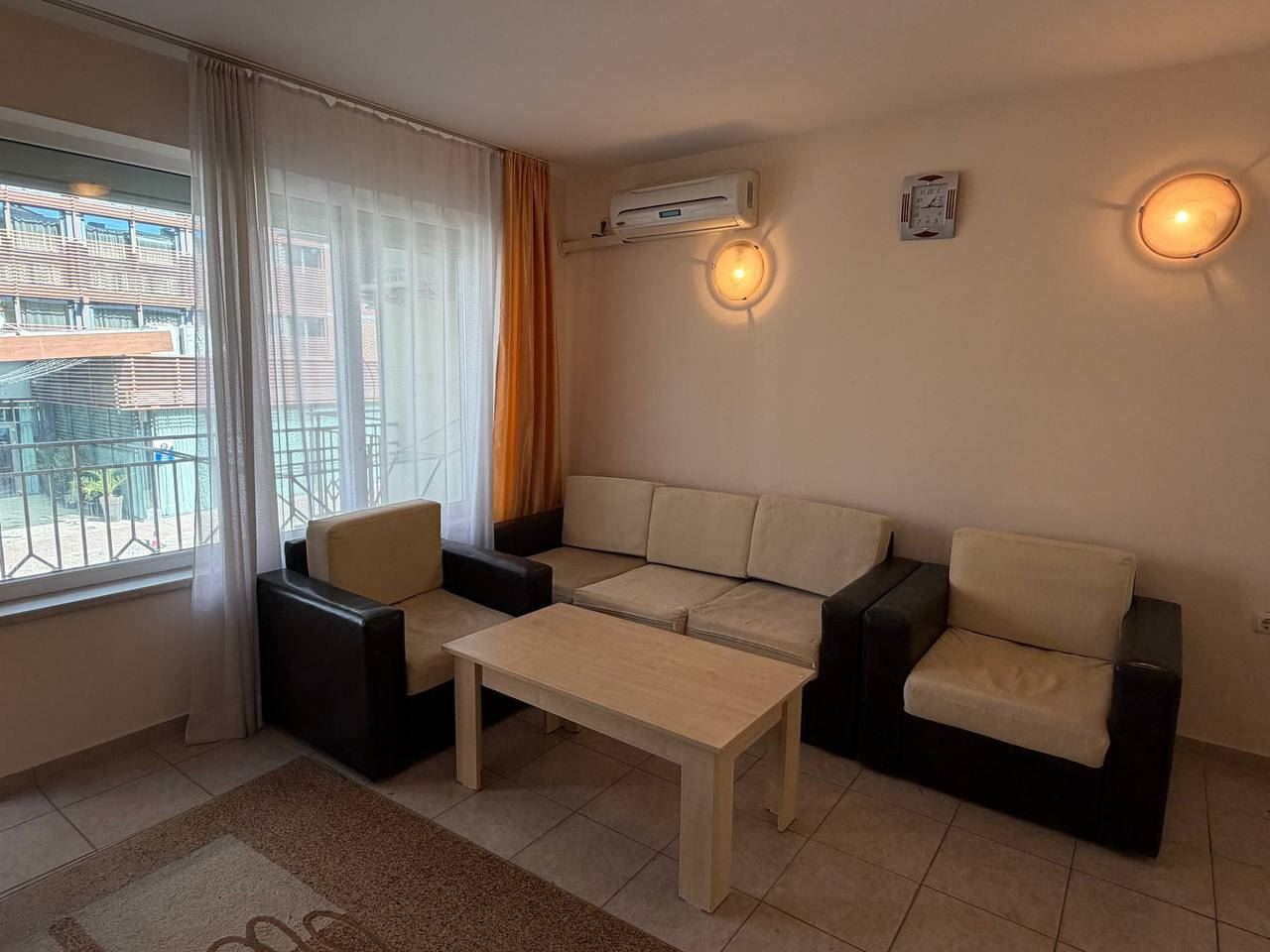 Prostorný apartmán se dvěma ložnicemi 200 m od pláže ve Slunečném pobřeží – s nízkým poplatkem za údržbu