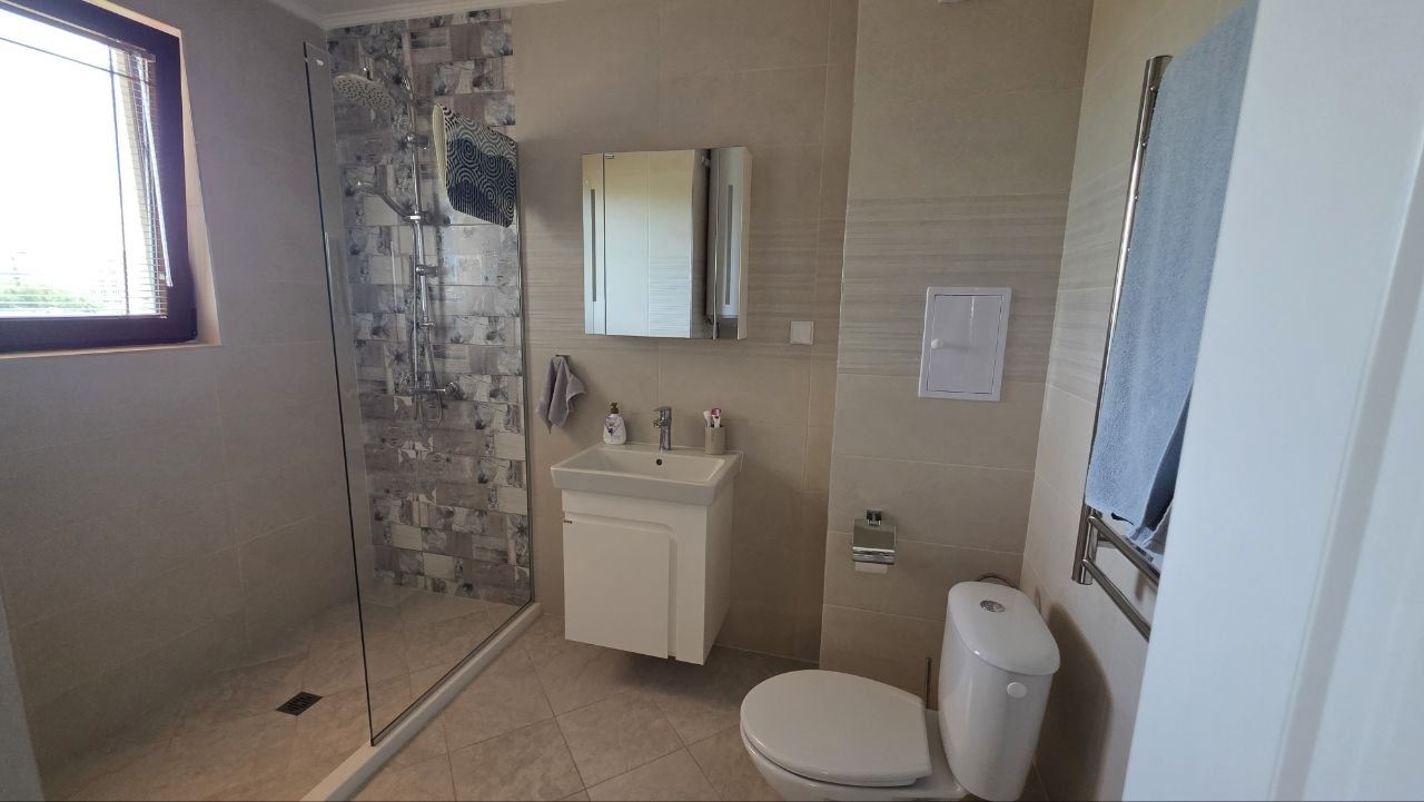 Prostorný apartmán se dvěma ložnicemi s částečným výhledem na moře v prestižním komplexu v Nesebaru – připravený pro své nové majitele
