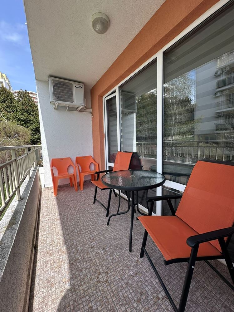 Dvouložnicový apartmán s částečným výhledem na moře v Sveti Vlas – zařízený, po rekonstrukci, v luxusním uzavřeném komplexu