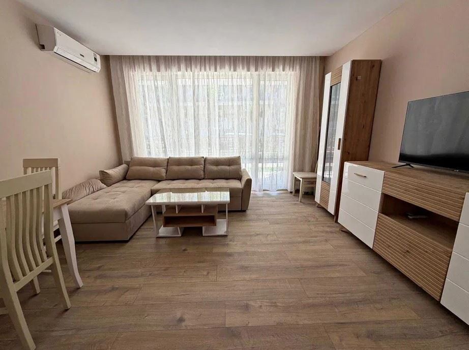Apartmán v první linii u moře v Elenite – kompletní rekonstrukce, elektřina pro běžné bydlení a přímý přístup na pláž