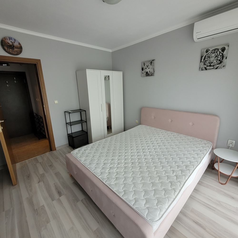 Útulný apartmán s jednou ložnicí s novým vybavením v uzavřeném komplexu u moře v letovisku Elenite