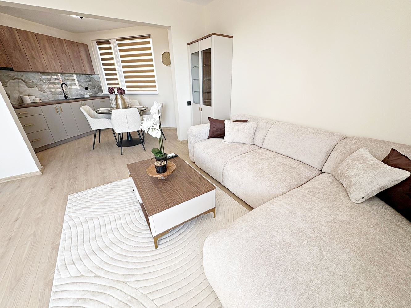 Dvě nezávislé bytové jednotky s výhledem na moře v centru Sveti Vlas – designový interiér a vlastní parkovací místo