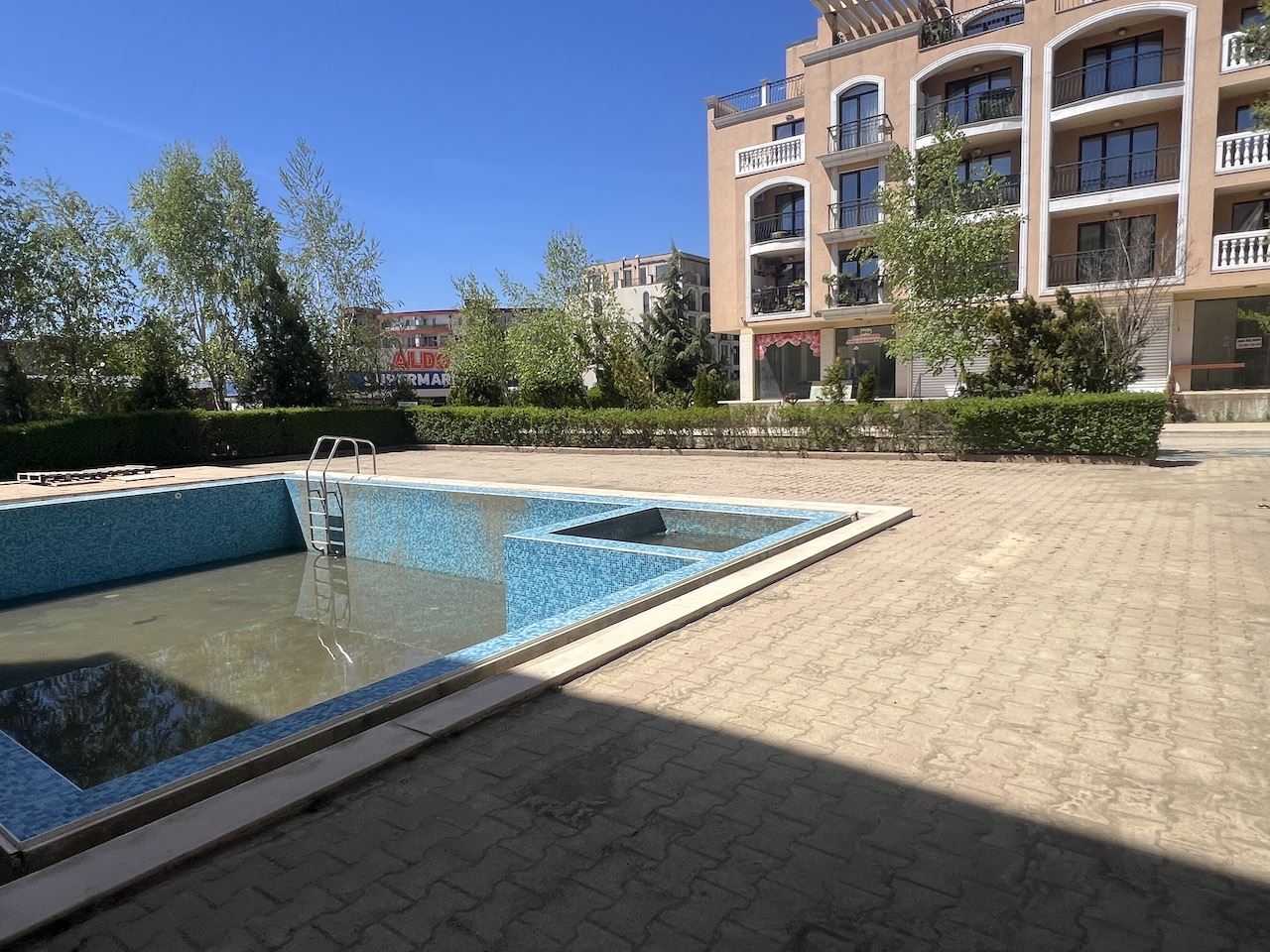 Útulné studio v srdci Elenite – jen pár minut od pláže, v uzavřeném komplexu s bazénem a skvělým zázemím