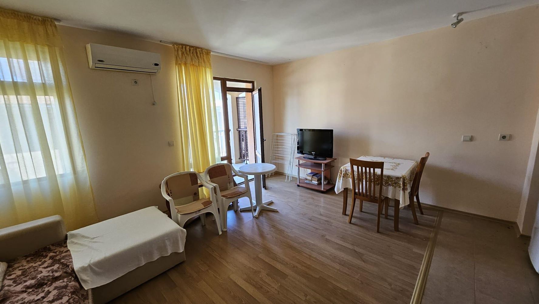 Dvoupokojový apartmán s jednou ložnicí v Primorsku s Aktem 16 – bazén, uzavřený komplex a pláž v docházkové vzdálenosti