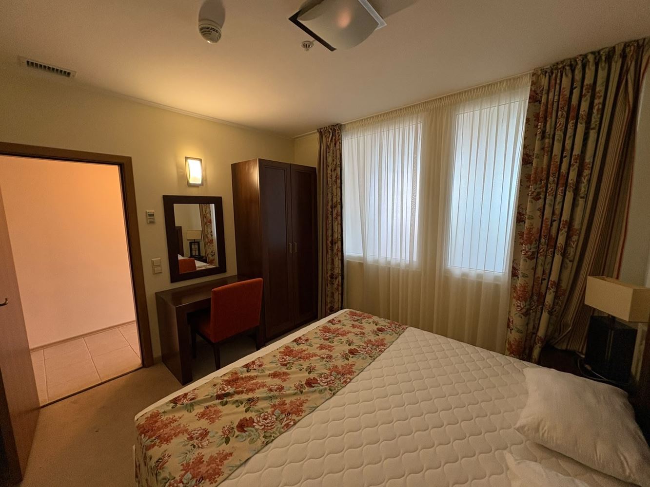 Luxusní apartmán s jednou ložnicí s výhledem na moře v první linii v Pomorie – prestižní nemovitost s jedinečným vybavením