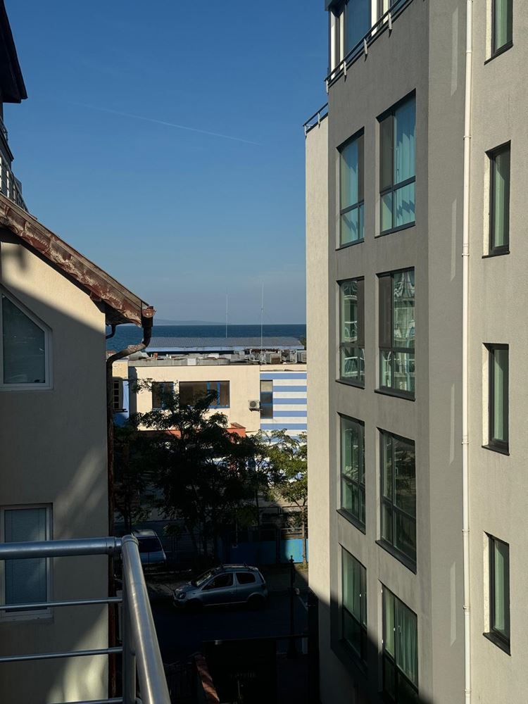 Jedinečný dvoupokojový apartmán v samém centru Pomorie – pouhých 100 metrů od pláže!