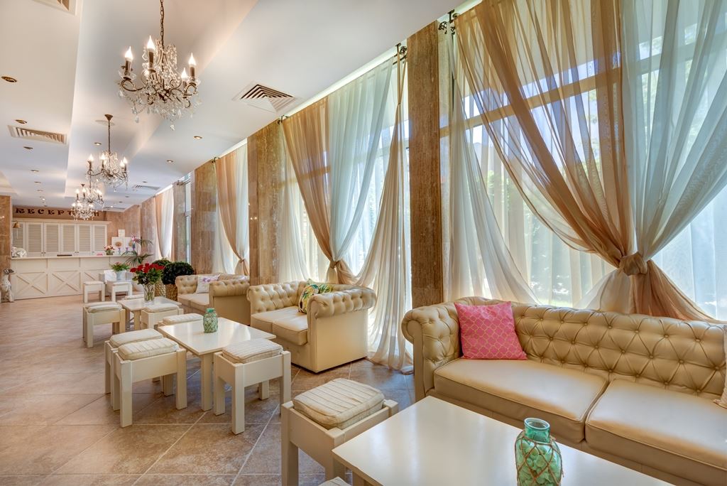 Zařízené studio s panoramatickou terasou a výhledem na bazén ve Slunečném pobřeží – komfort a SPA vybavení po celý rok