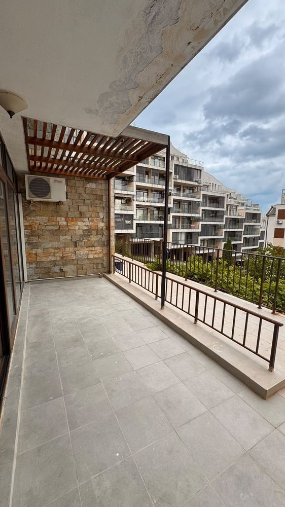 Třípokojový apartmán s výhledem na moře v prestižním komplexu ve Svatém Vlasu