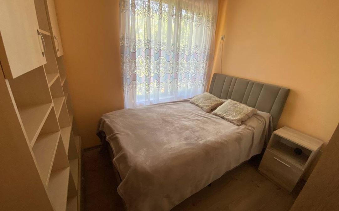 Apartmán se dvěma ložnicemi 50 metrů od pláže v Ravdě – moderní budova, komfort a vynikající poloha