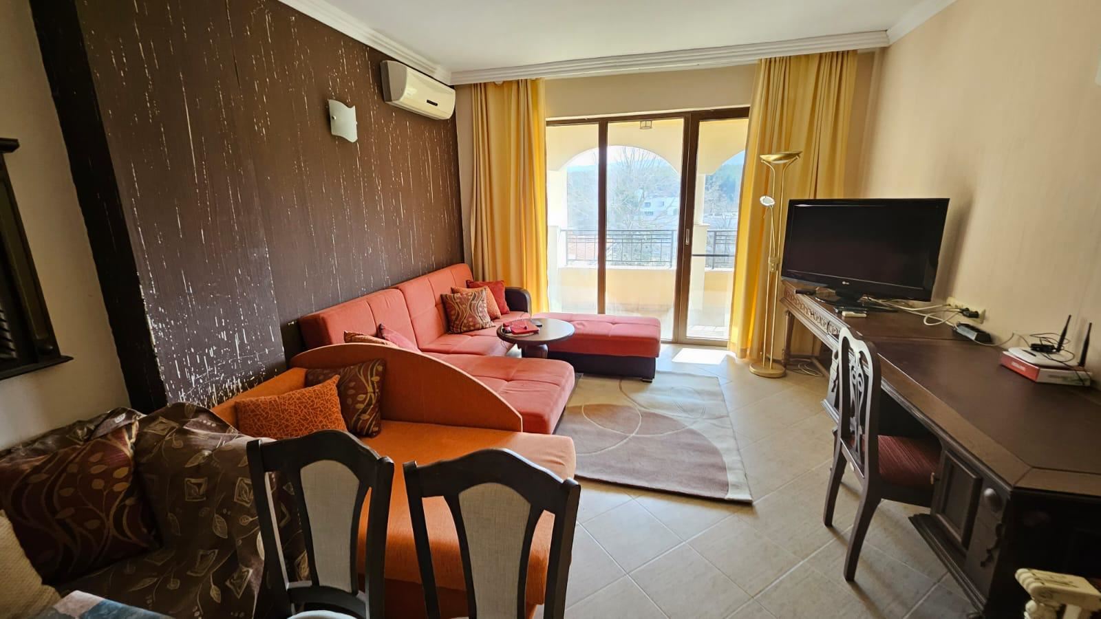 Prostorný byt s jednou ložnicí na první linii u moře v Carevu s kompletním vybavením