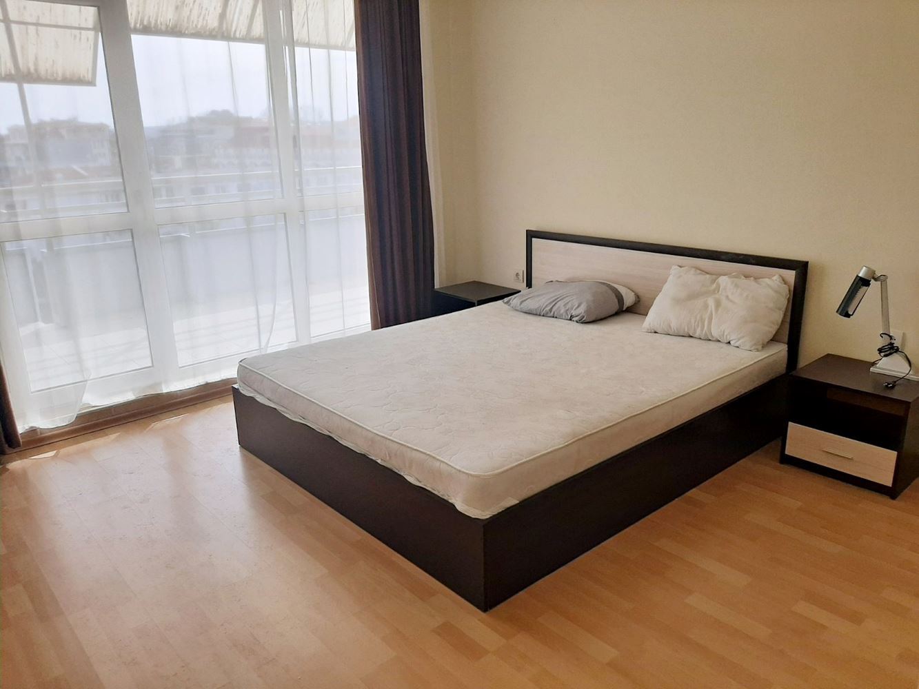 Prostorný apartmán s jednou ložnicí a výhledem na bazén ve Slunečném pobřeží
