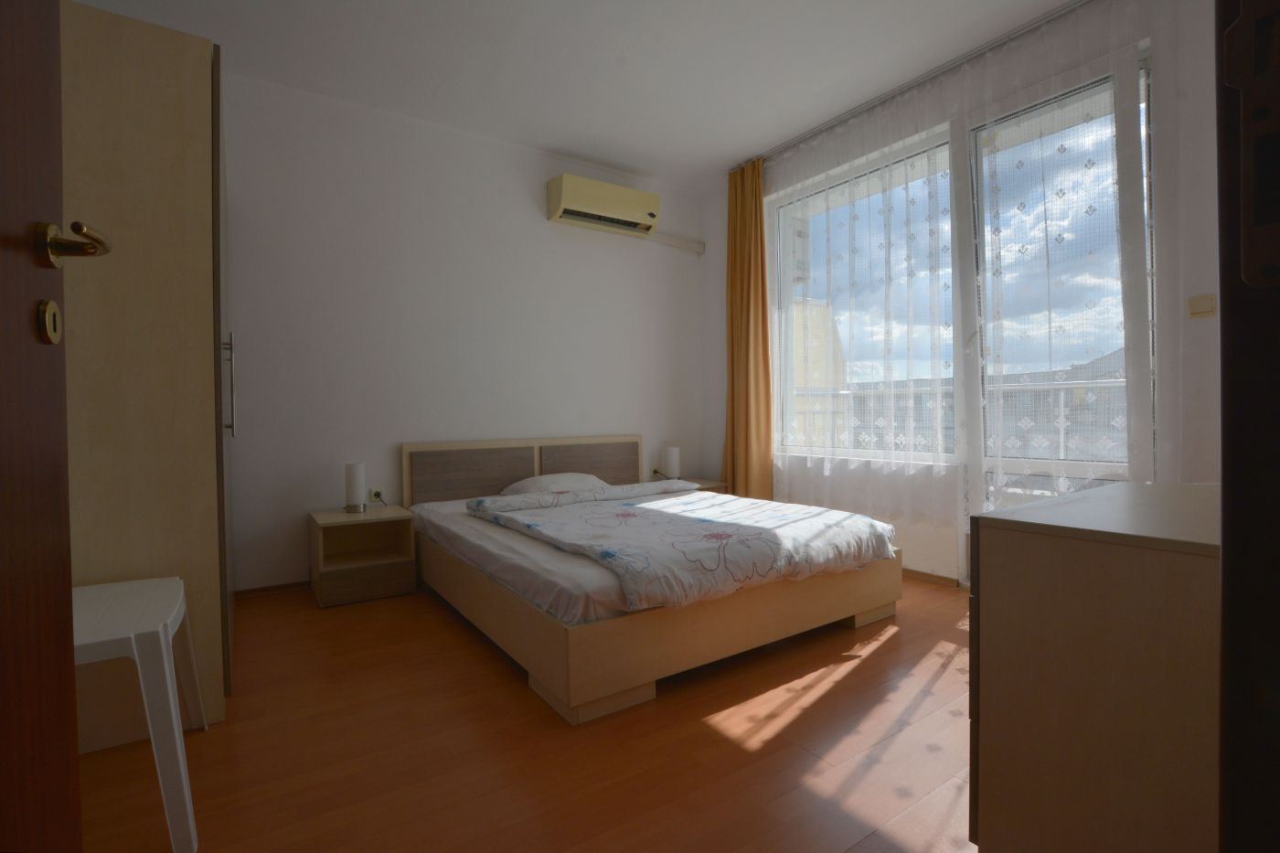 Apartmán s jednou ložnicí 100 metrů od pláže na Slunečném pobřeží – top lokalita a skvělá investice