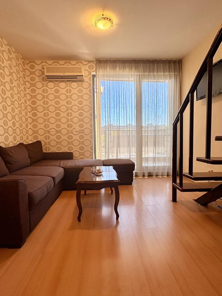 Prostorný mezonetový apartmán s jednou ložnicí v Sunny Beach – připravený k nastěhování, s nízkým poplatkem za údržbu