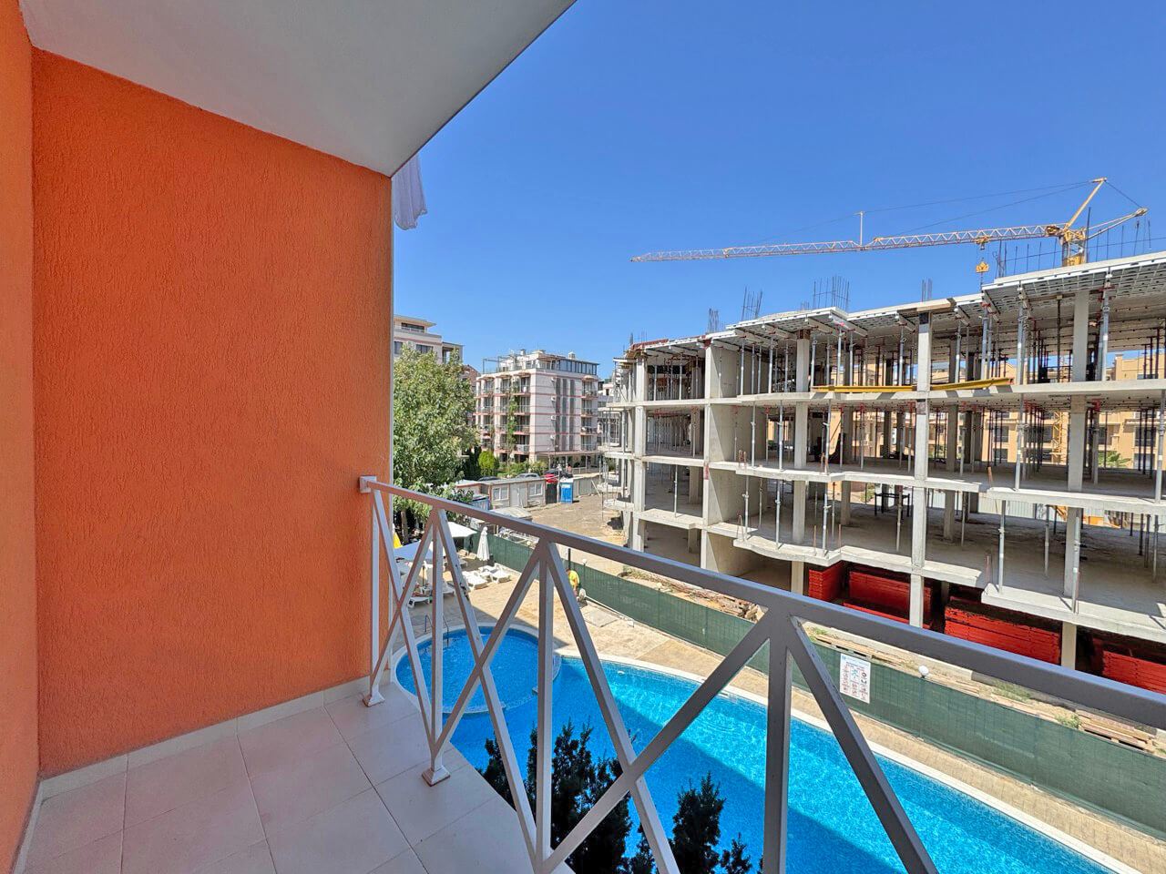 Světlý byt s jednou ložnicí a výhledem na bazén ve výborně udržovaném komplexu v Sunny Beach