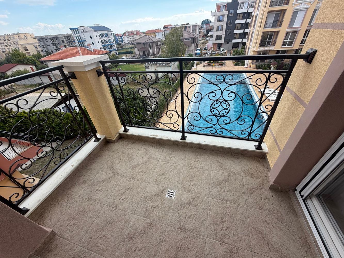 Apartmán se 2 ložnicemi v moderním komplexu s krásným zeleným prostředím v Ravdě